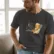 platon-35x40cms Mockup_playeras_modelo_lifestyle_CARBON