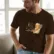 platon-35x40cms Mockup_playeras_modelo_lifestyle_CHOCOLATE