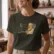 platon-35x40cms Mockup_playeras_modelo_lifestyle_MUJER_OLIVO