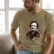 poe_350x400_raster Mockup_playeras_modelo_lifestyle_BEIGE