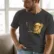 socrates_350x400_clara Mockup_playeras_modelo_lifestyle_CARBON