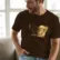 socrates_350x400_clara Mockup_playeras_modelo_lifestyle_CHOCOLATE