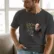 tolstoi_35x40cms_Output Mockup_playeras_modelo_lifestyle_CARBON