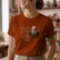 tolstoi_35x40cms_Output Mockup_playeras_modelo_lifestyle_MUJER_OCRE