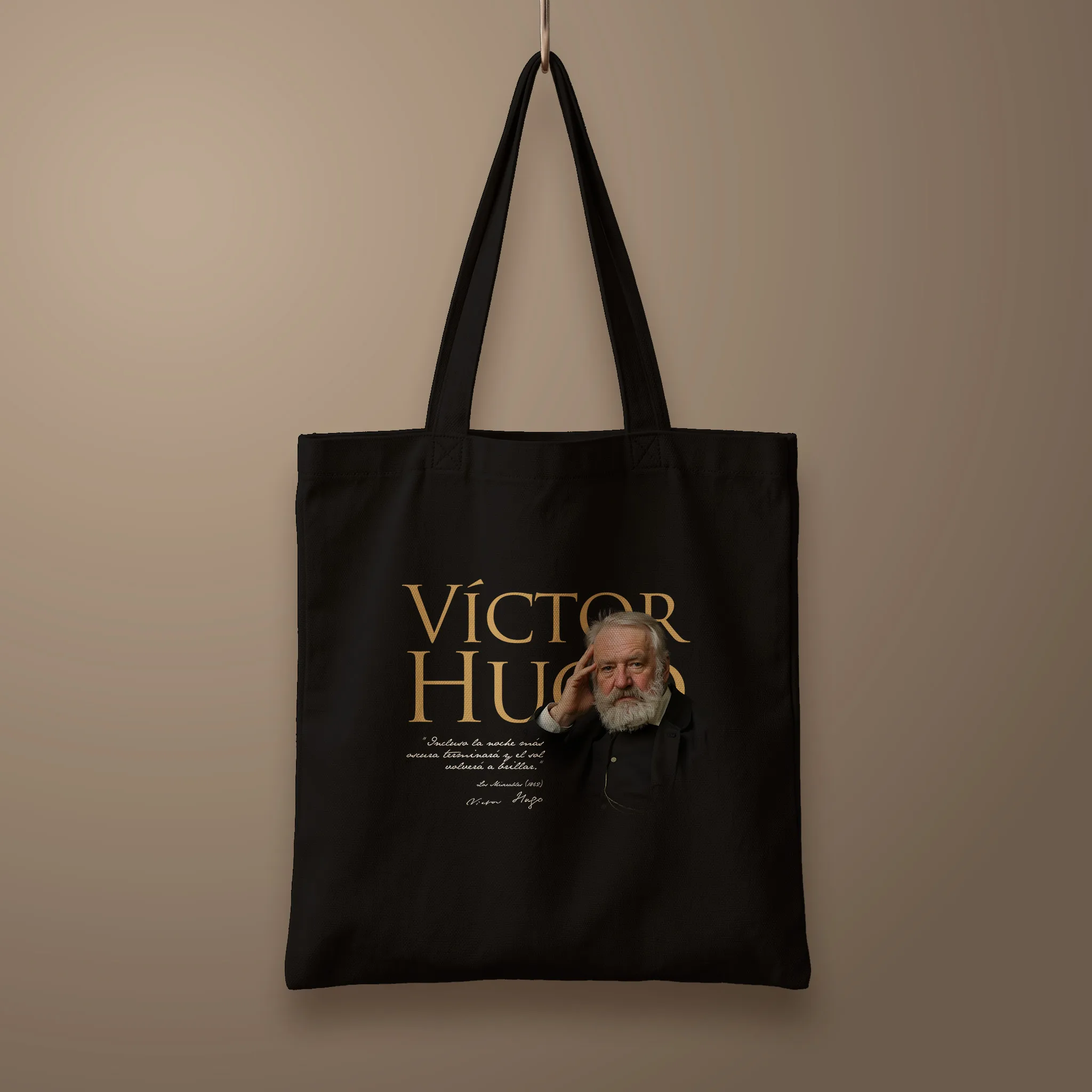 victor-hugo_35x40cms_Output Bolsa Tote_flat_negro