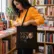 victor-hugo_35x40cms_Output Bolsa Tote_flat_negro_lifestyle